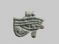 Aeg F 112  Aeg F 112, 26. Dynastie, Udjatauge, Helle Fayence., L 1,1 cm, B 1,0 cm, H 0,3 cm